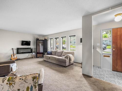 1066 Douglas Street, Kamloops, BC - Indoor Photo Showing Living Room