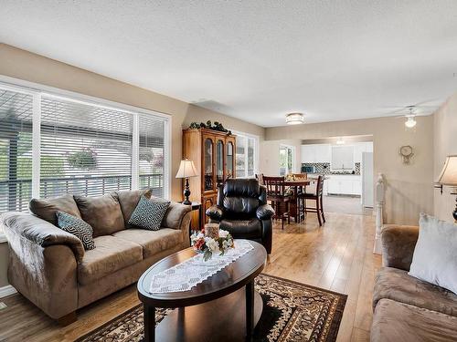 4104 Davie Road, Kamloops, BC - Indoor Photo Showing Living Room