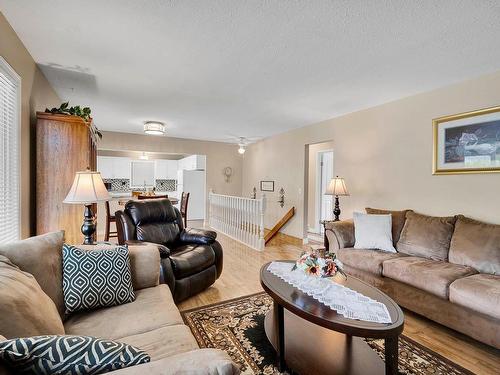 4104 Davie Road, Kamloops, BC - Indoor Photo Showing Living Room