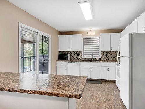 4104 Davie Road, Kamloops, BC - Indoor Photo Showing Kitchen