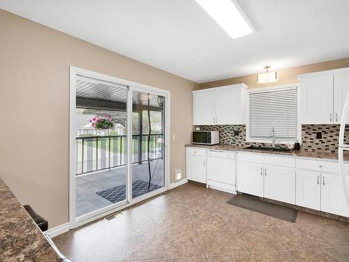 4104 Davie Road, Kamloops, BC - Indoor Photo Showing Kitchen