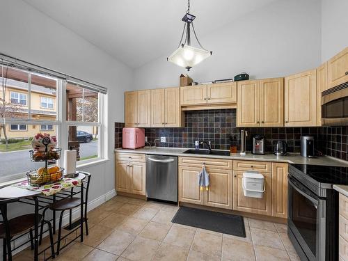 36-1055 Aberdeen Drive, Kamloops, BC - Indoor Photo Showing Kitchen