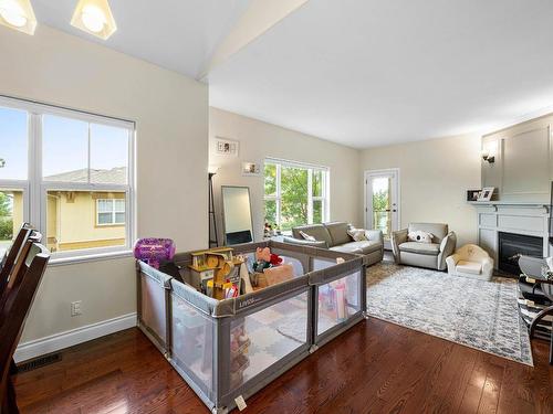 36-1055 Aberdeen Drive, Kamloops, BC - Indoor Photo Showing Living Room With Fireplace