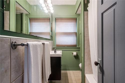90 Blake Street, Hamilton, ON - Indoor Photo Showing Bathroom