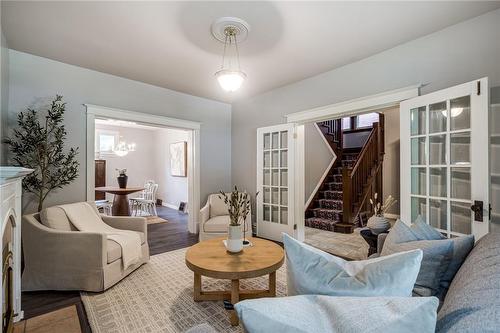 90 Blake Street, Hamilton, ON - Indoor Photo Showing Living Room