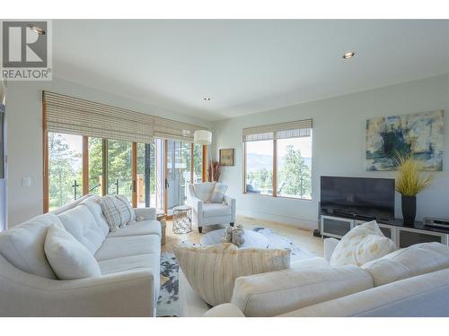 3194 Dunster Road, Kelowna, BC - Indoor Photo Showing Living Room