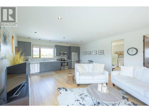 3194 Dunster Road, Kelowna, BC - Indoor Photo Showing Living Room