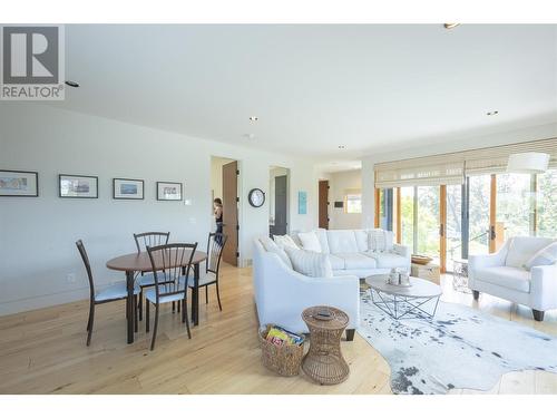 3194 Dunster Road, Kelowna, BC - Indoor Photo Showing Living Room