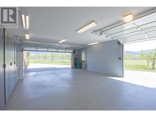 3194 Dunster Road, Kelowna, BC - Indoor Photo Showing Garage