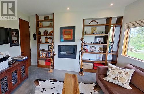 3194 Dunster Road, Kelowna, BC - Indoor Photo Showing Living Room With Fireplace