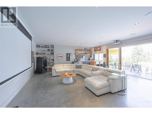 3194 Dunster Road, Kelowna, BC - Indoor Photo Showing Living Room