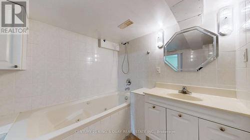 137 Lawrence Avenue E, Toronto, ON - Indoor Photo Showing Bathroom