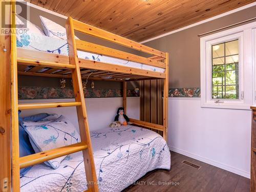 785 Cedar Glen Road, Kawartha Lakes, ON - Indoor Photo Showing Bedroom