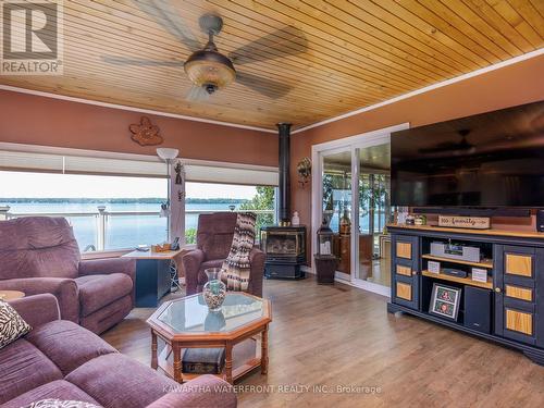 785 Cedar Glen Road, Kawartha Lakes, ON - Indoor Photo Showing Living Room
