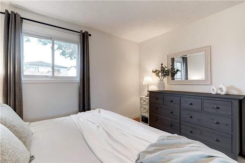 22 Garden Crescent, Hamilton, ON - Indoor Photo Showing Bedroom