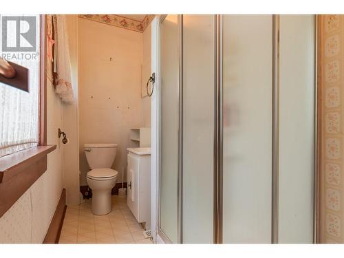 920 Edgewood  Avenue, Nelson, BC - Indoor Photo Showing Bathroom