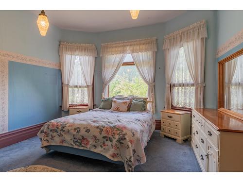 920 Edgewood Avenue, Nelson, BC - Indoor Photo Showing Bedroom