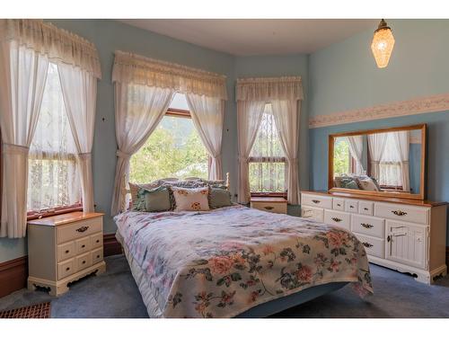 920 Edgewood Avenue, Nelson, BC - Indoor Photo Showing Bedroom