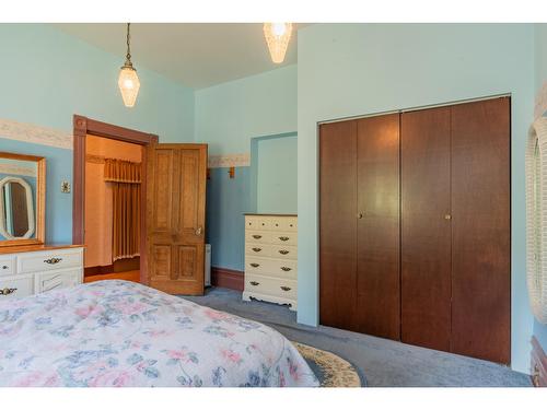 920 Edgewood Avenue, Nelson, BC - Indoor Photo Showing Bedroom
