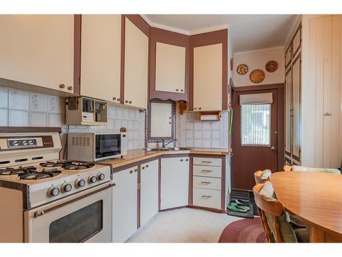 920 Edgewood Avenue, Nelson, BC - Indoor Photo Showing Kitchen