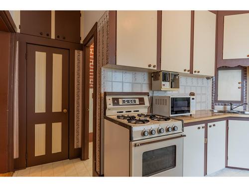 920 Edgewood Avenue, Nelson, BC - Indoor Photo Showing Kitchen