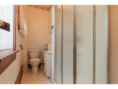 920 Edgewood Avenue, Nelson, BC - Indoor Photo Showing Bathroom