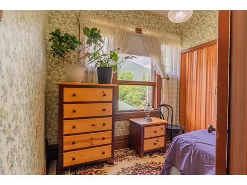 920 Edgewood Avenue, Nelson, BC - Indoor Photo Showing Bedroom