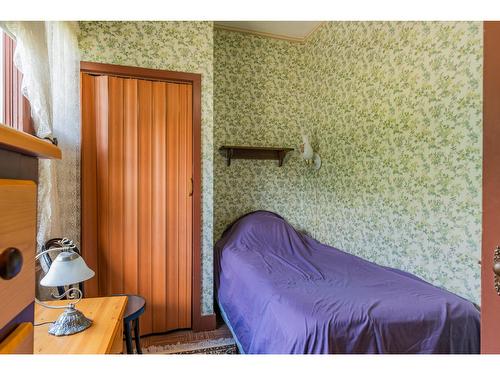 920 Edgewood Avenue, Nelson, BC - Indoor Photo Showing Bedroom