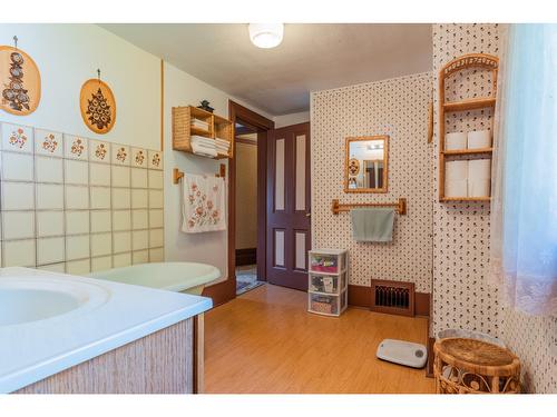 920 Edgewood Avenue, Nelson, BC - Indoor Photo Showing Bathroom