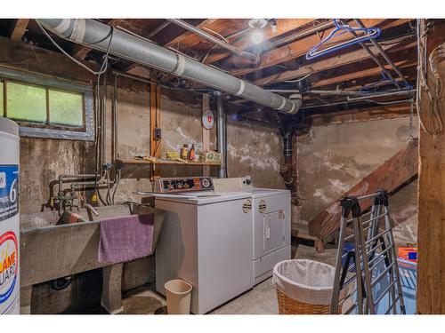 920 Edgewood Avenue, Nelson, BC - Indoor Photo Showing Laundry Room