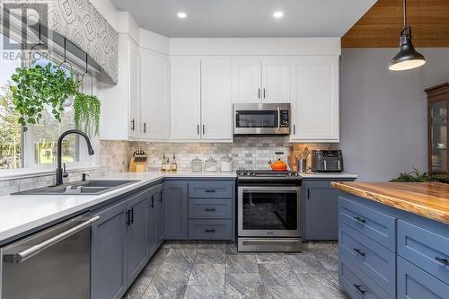 7310 Shalal Road, Kelowna, BC - Indoor Photo Showing Kitchen With Double Sink With Upgraded Kitchen