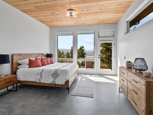 135 Granite Court, Naramata, BC - Indoor Photo Showing Bedroom