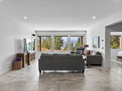 135 Granite Court, Naramata, BC - Indoor Photo Showing Living Room