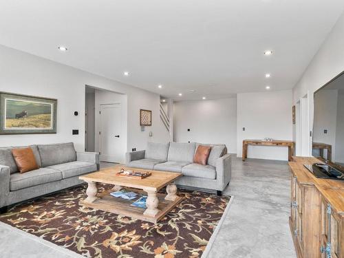 135 Granite Court, Naramata, BC - Indoor Photo Showing Living Room