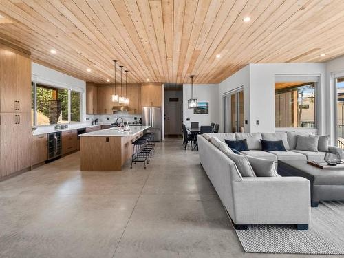 135 Granite Court, Naramata, BC - Indoor Photo Showing Living Room