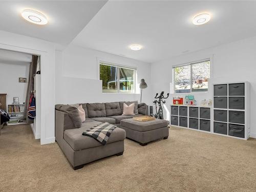 2402 Ryser Place, West Kelowna, BC - Indoor Photo Showing Living Room