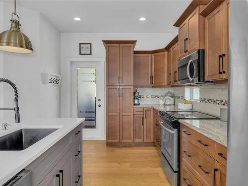 2402 Ryser Place, West Kelowna, BC - Indoor Photo Showing Kitchen With Upgraded Kitchen