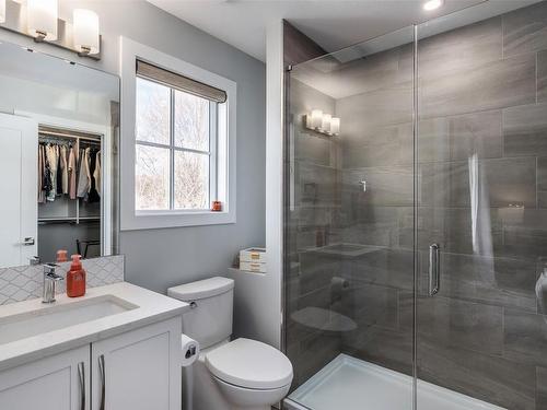 2-1033 Stockwell Avenue, Kelowna, BC - Indoor Photo Showing Bathroom