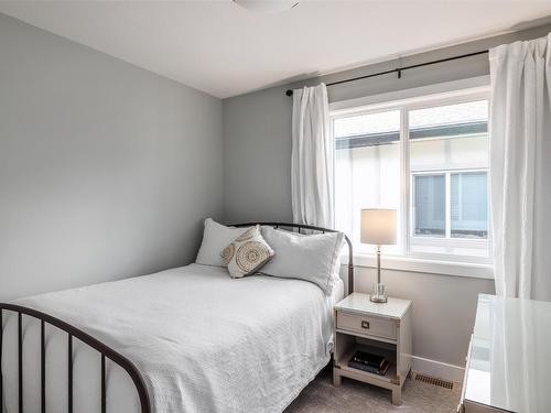 2-1033 Stockwell Avenue, Kelowna, BC - Indoor Photo Showing Bedroom