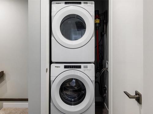 2-1033 Stockwell Avenue, Kelowna, BC - Indoor Photo Showing Laundry Room