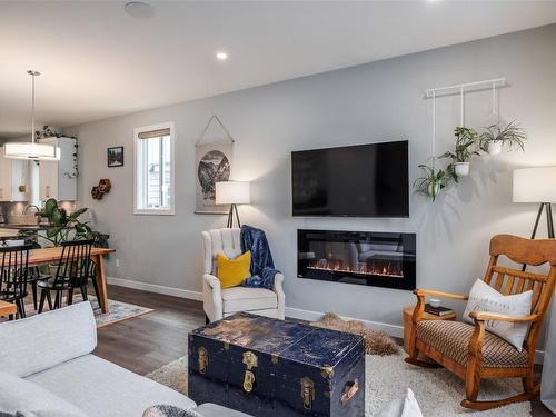 2-1033 Stockwell Avenue, Kelowna, BC - Indoor Photo Showing Living Room With Fireplace