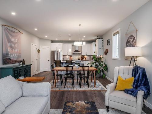 2-1033 Stockwell Avenue, Kelowna, BC - Indoor Photo Showing Living Room