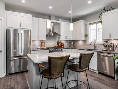 2-1033 Stockwell Avenue, Kelowna, BC - Indoor Photo Showing Kitchen With Upgraded Kitchen