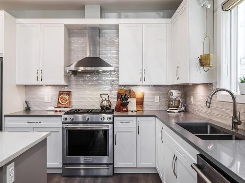 2-1033 Stockwell Avenue, Kelowna, BC - Indoor Photo Showing Kitchen With Double Sink With Upgraded Kitchen