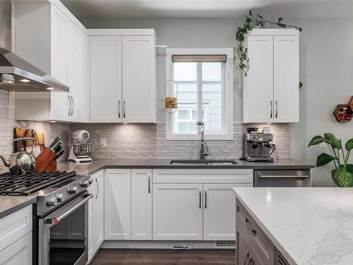 2-1033 Stockwell Avenue, Kelowna, BC - Indoor Photo Showing Kitchen With Upgraded Kitchen