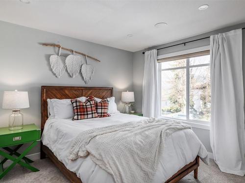 2-1033 Stockwell Avenue, Kelowna, BC - Indoor Photo Showing Bedroom