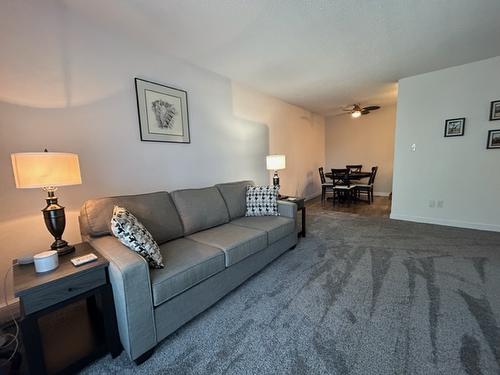 308-803 Fairview Road, Penticton, BC - Indoor Photo Showing Living Room