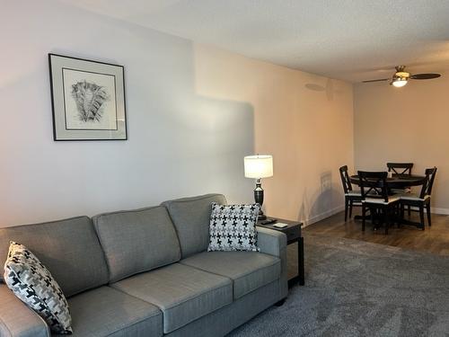 308-803 Fairview Road, Penticton, BC - Indoor Photo Showing Living Room