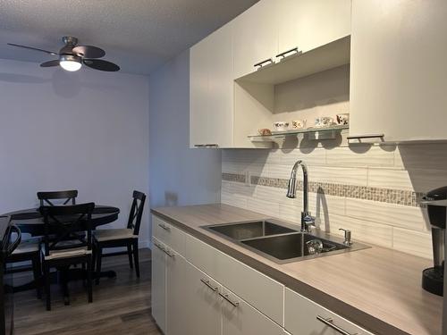 308-803 Fairview Road, Penticton, BC - Indoor Photo Showing Kitchen With Double Sink