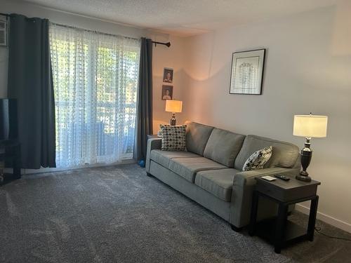 308-803 Fairview Road, Penticton, BC - Indoor Photo Showing Living Room